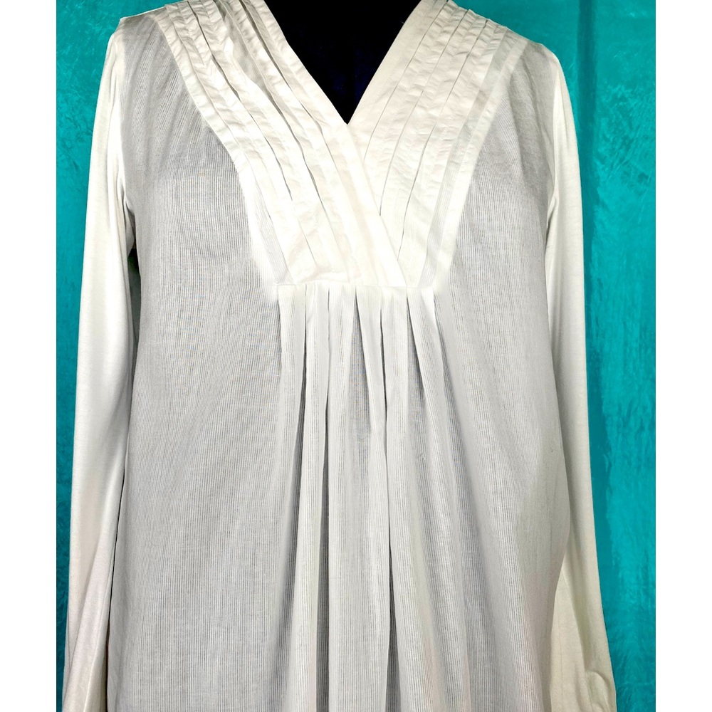 Pin tuck V neck white tunic w/ long sleeves Lg